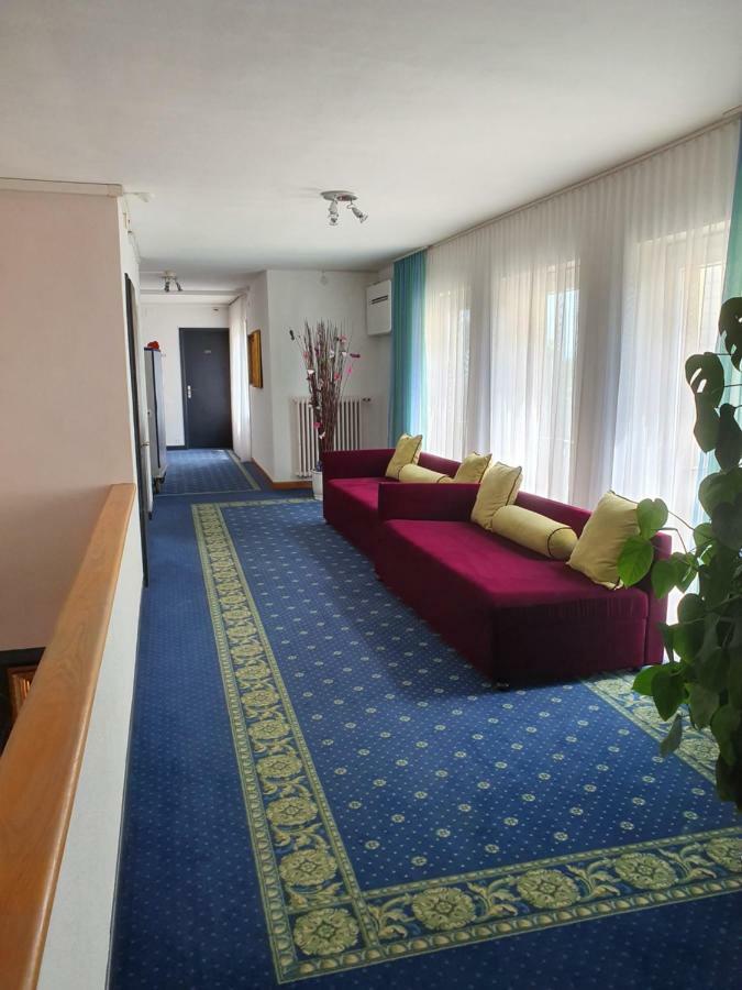 Touring Au Hotel